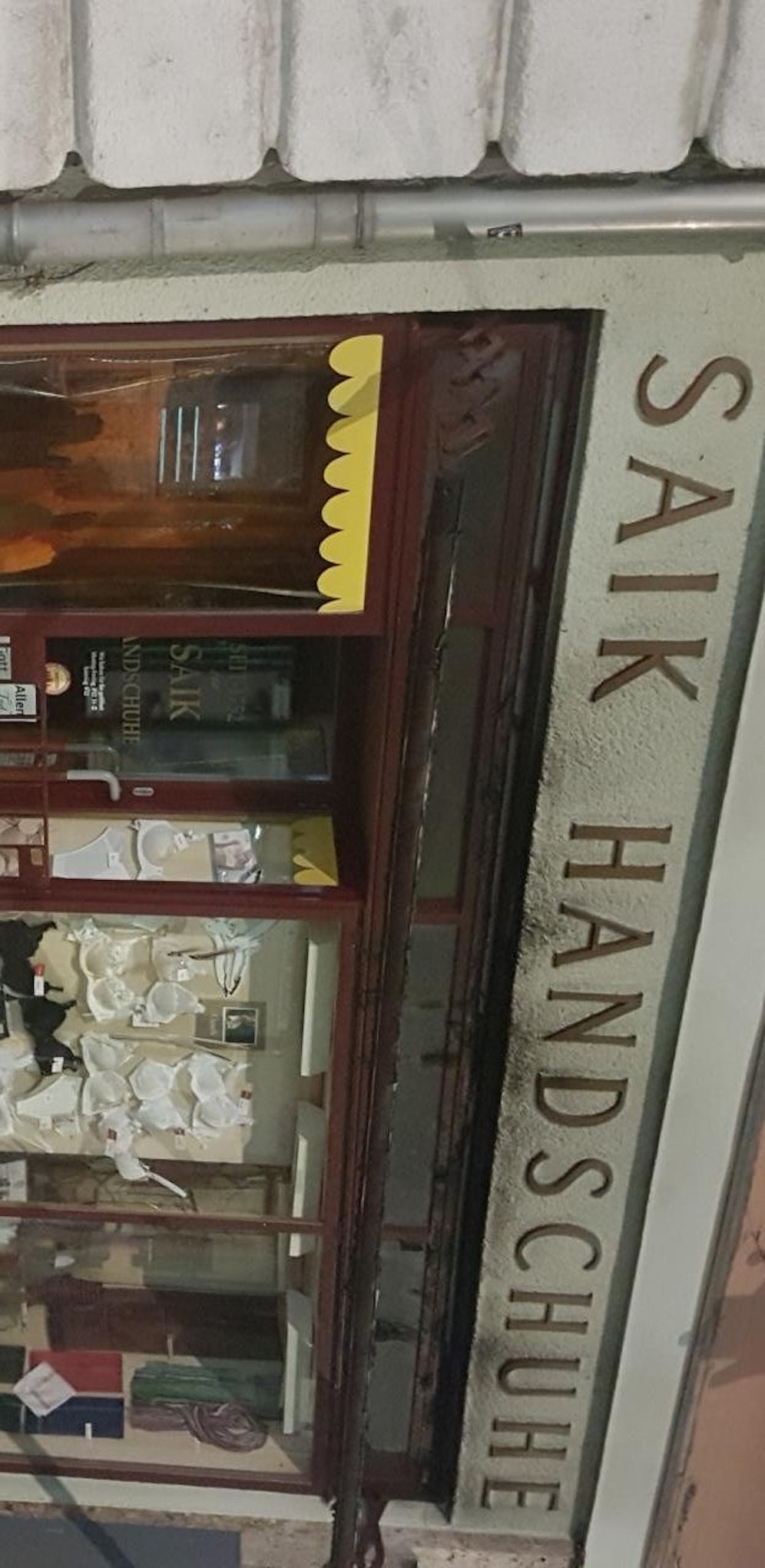 Die Markise eines Handschuhgeschäftes in der Fuzo brannte.