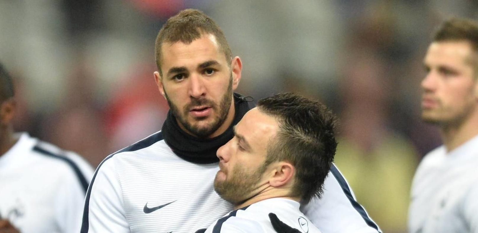 Karim Benzema (l.) und Mathieu Valbuena waren einst Kollegen im französischen Nationalteam. Doch dann soll der Real-Superstar seinen Mitspieler angeblich mit einem Sex-Tape erpresst haben.