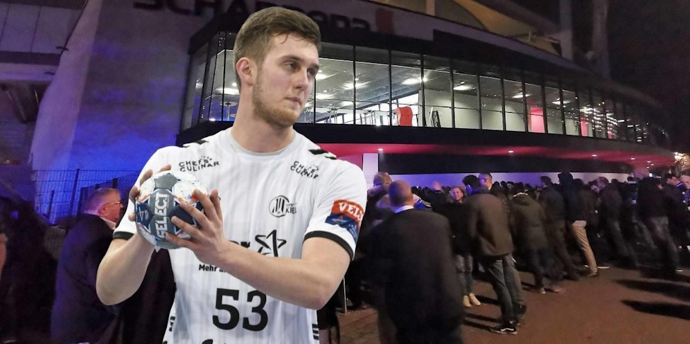 Die Fans warten vor der evakuierten Halle.