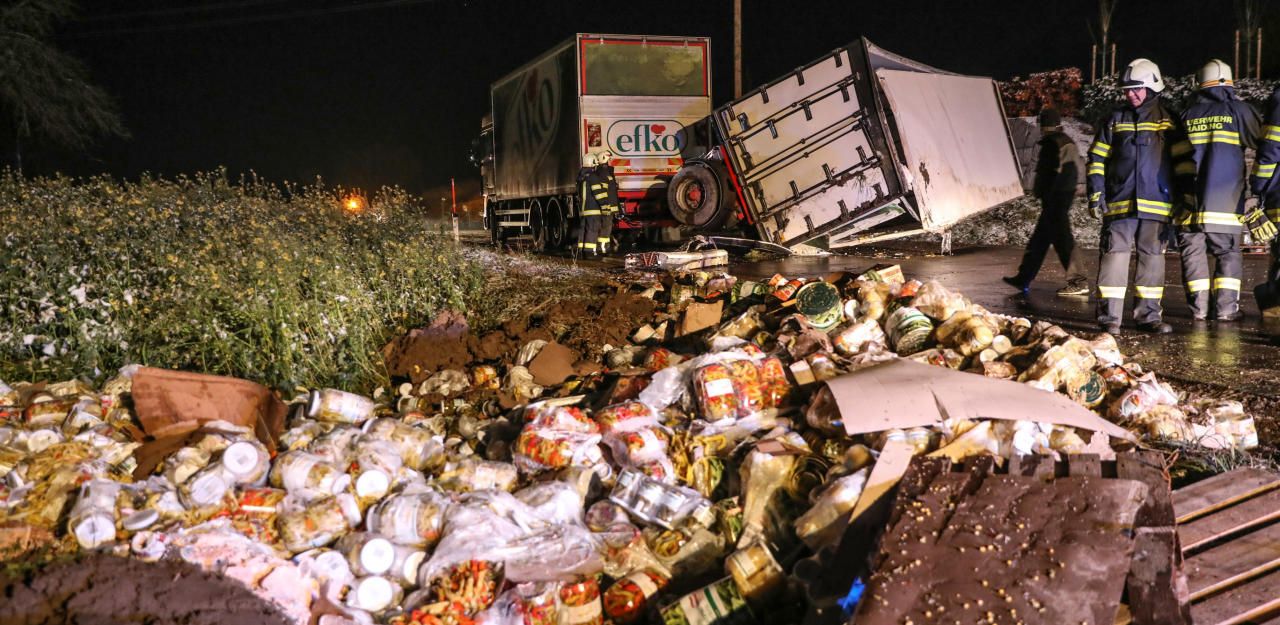Heute.at - Glatte Straßen: Gurkerl-Lastwagen kippte um