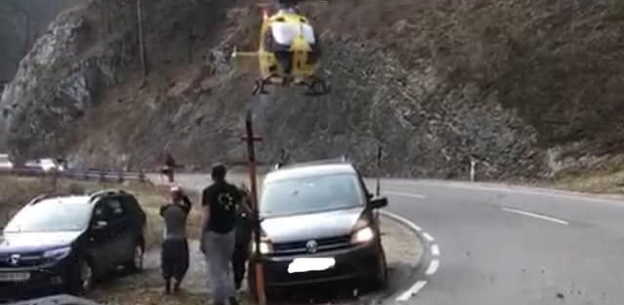 Heute.at - Motorrad kracht frontal in Auto, Biker landet in Bach