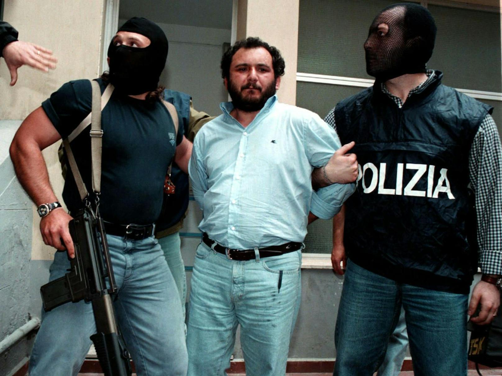 Mafia-Boss Giovanni Brusca bei einer Überstellung in ein Hochsicherheitsgefängnis im Jahr 1996.