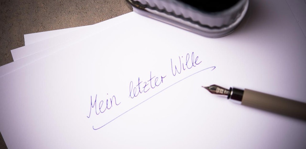 In einem Schreiben vermachte der Verstorbene 1,5 Millionen Euro seiner Pflegerin.