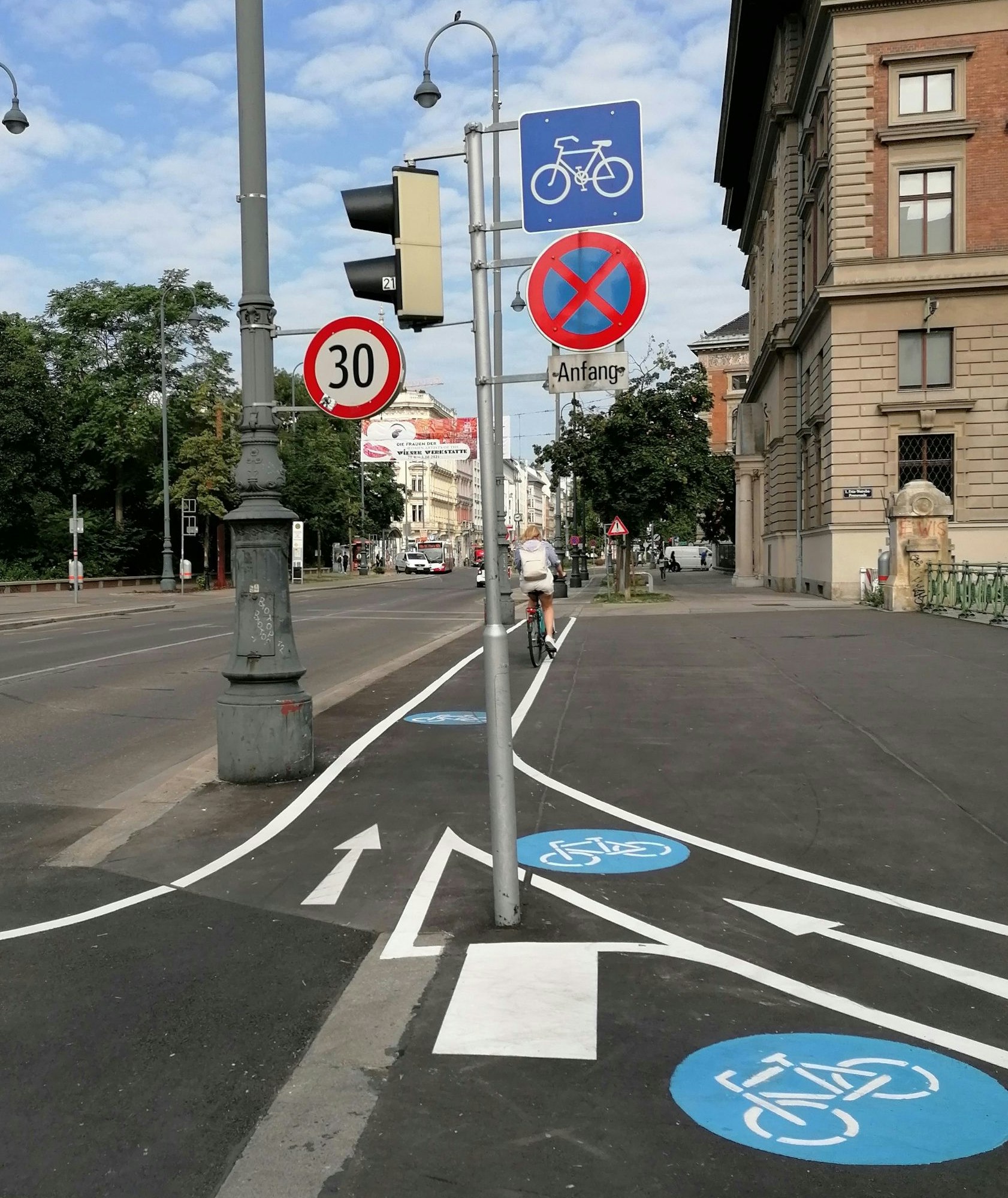 Diese Beschilderung und Bodenmarkierung werfen mehr Fragen als Antworten auf.