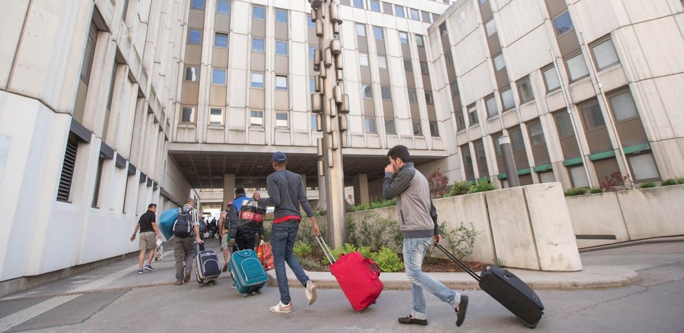 Ankunft eines Busses mit Flüchtlingen aus Traiskirchen in der Flüchtlingsunterkunft in Wien Erdberg im Jahr 2015.