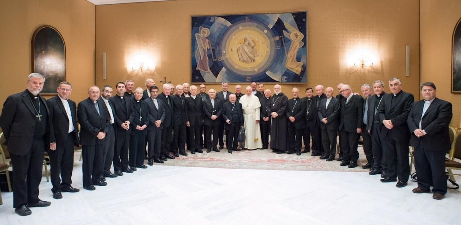Alle 34 Bischöfe treten zurück! Der Papst (Mitte in Weiß) schämt sich für den Skandal.