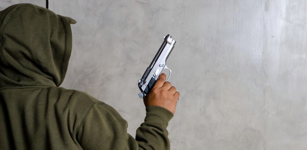 Ein 18-Jähriger wurde von einer Gruppe Jugendlicher verprügelt und von einem der Täter mit einem Revolver bedroht. (Symbolbild).