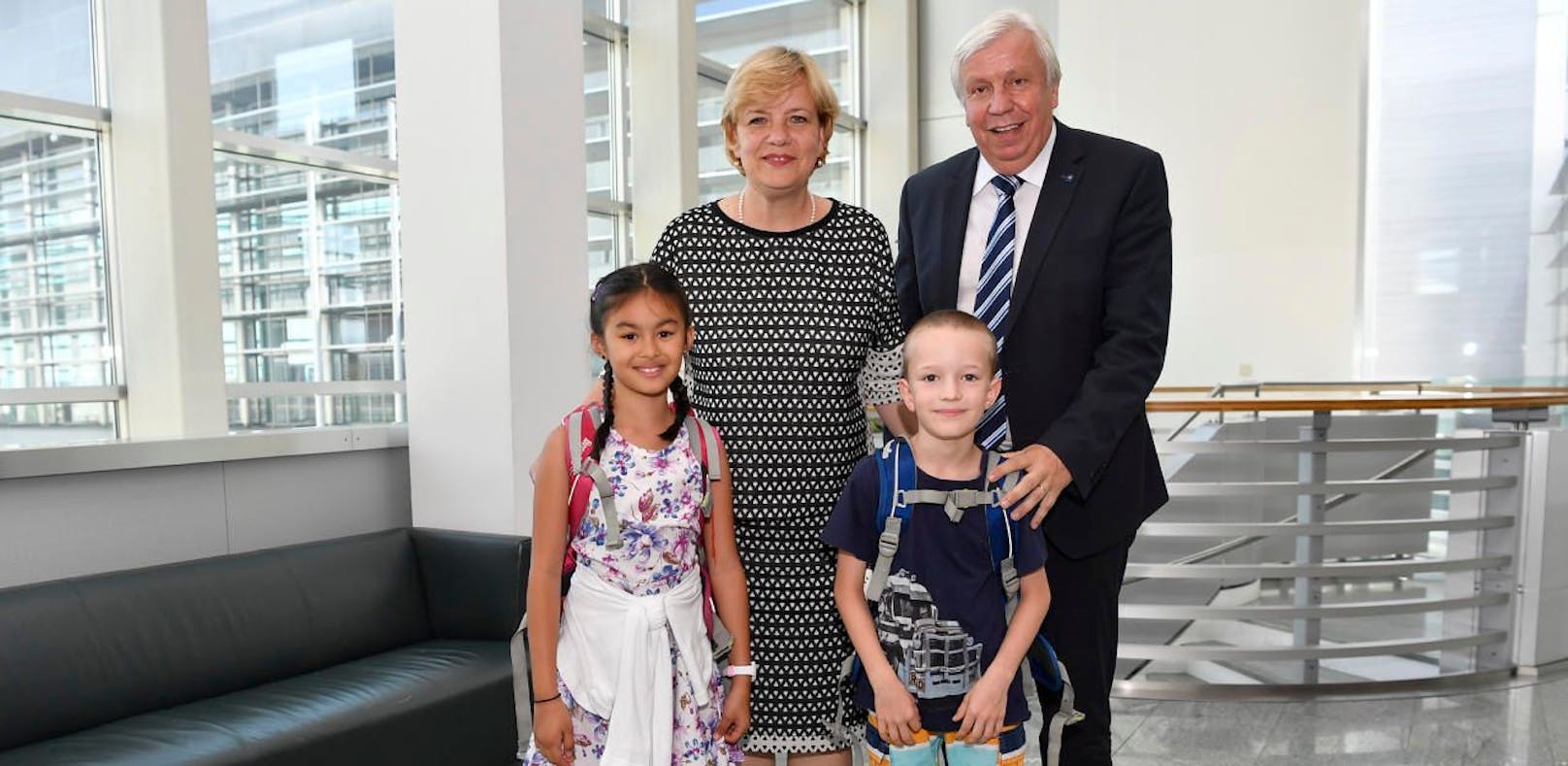 Landesrätin Barbara Schwarz (VP) und Landesschulrat-Präsident Johann Heuras mit den Schülern Tatjana und Max.