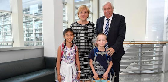 Landesrätin Barbara Schwarz (VP) und Landesschulrat-Präsident Johann Heuras mit den Schülern Tatjana und Max.