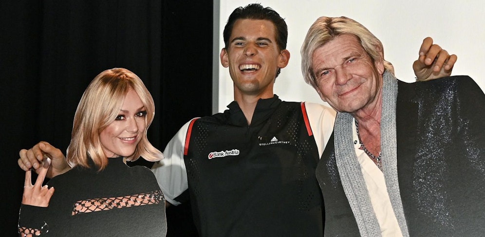 Dominic Thiem mit Pappfiguren von Michelle und Matthias Reim bei der Vorpremiere von der ServusTV-Doku "Der Thiem-Spirit! Dominic und sein Aufstieg zum Tennisidol".