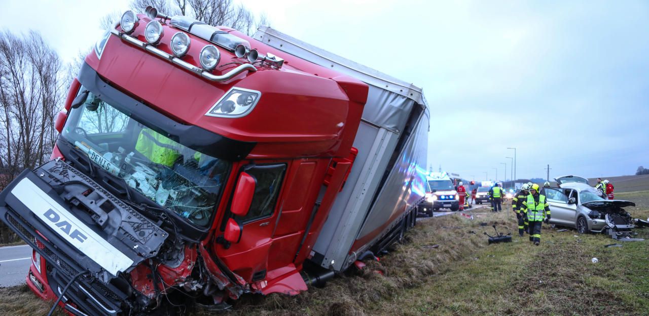 Heute.at - Lkw-Lenker wich Hasen aus: Ein Toter bei Crash