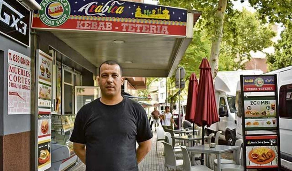 Held der Insel: Kellner Lahouari Saidani fand 77.000 Euro auf Mallorca (ES) und gab den "Schatz" brav bei der Polizei ab. Finderlohn will er keinen. 