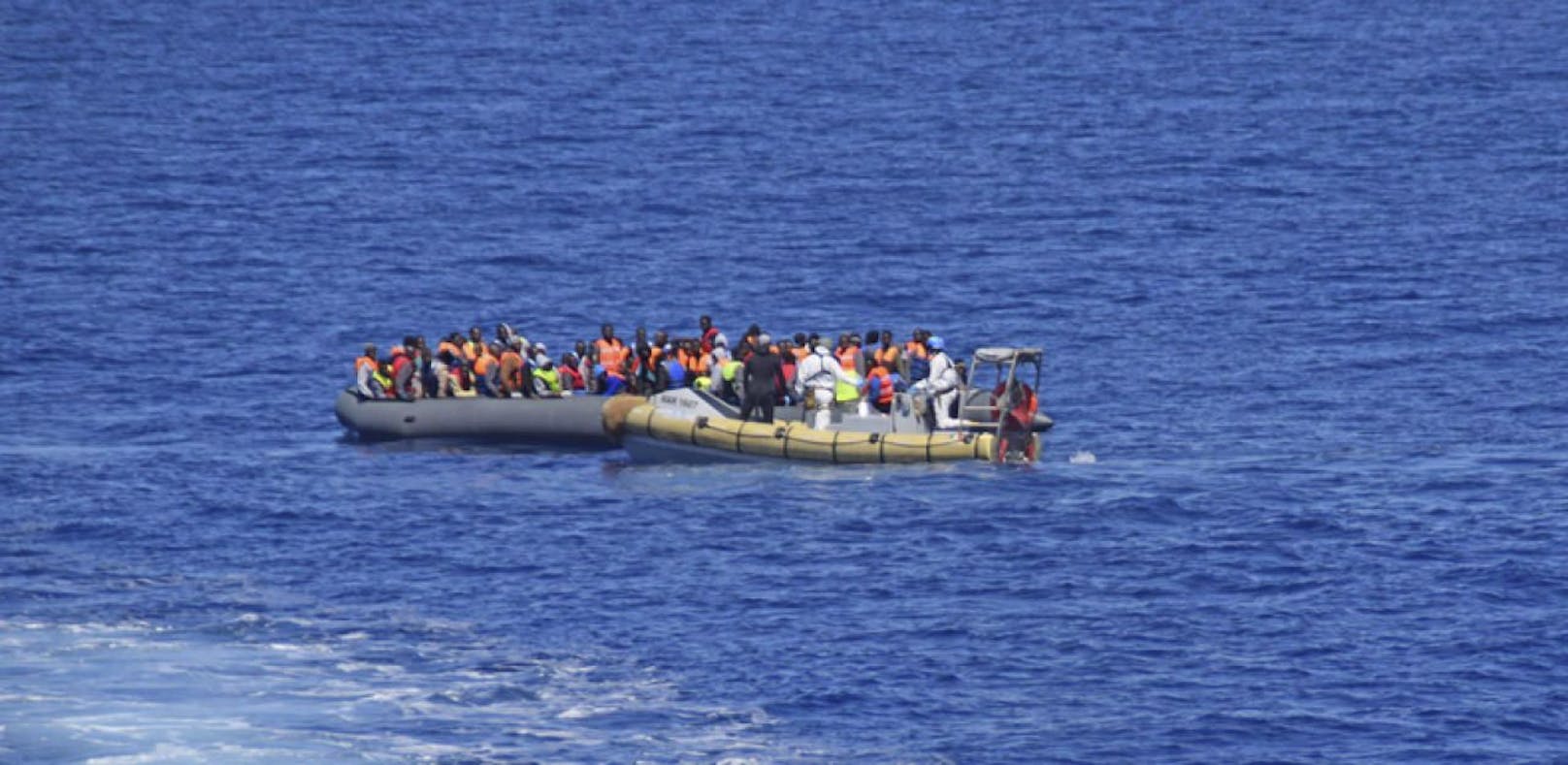 Auf kleinen Booten versuchen Flüchtlinge übers Mittelmeer nach Europa zu gelangen. Immer wieder kentern solche Boote. (Symbolfoto)