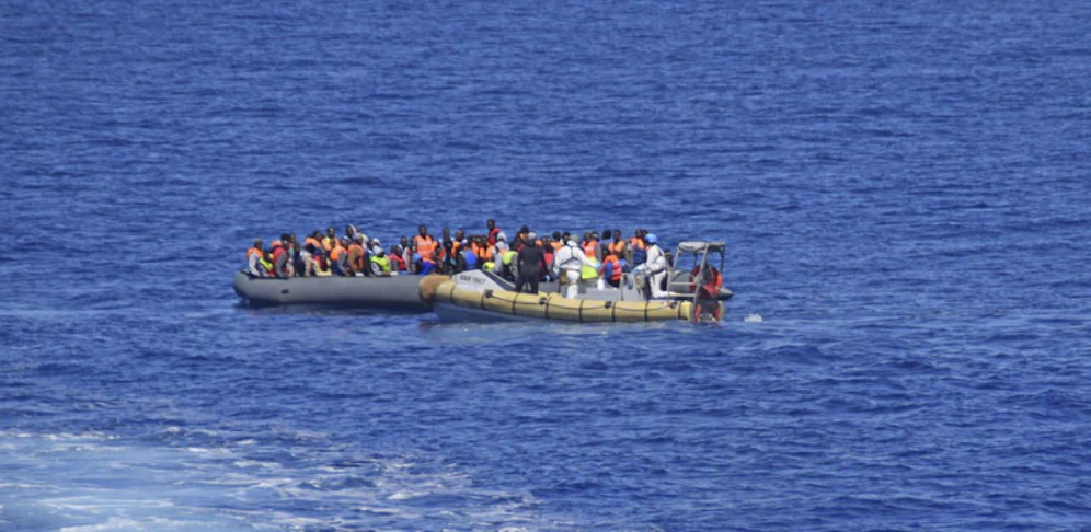 Auf kleinen Booten versuchen Flüchtlinge übers Mittelmeer nach Europa zu gelangen. Immer wieder kentern solche Boote. (Symbolfoto)