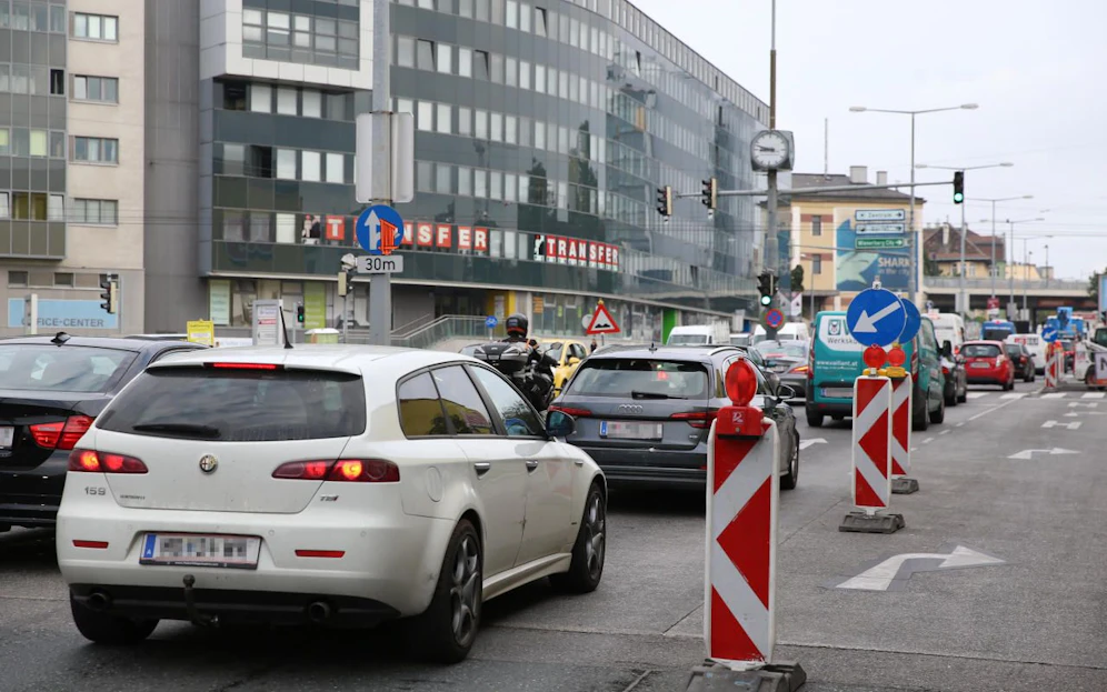 Wegen Gleisbauarbeiten ist in beiden Fahrtrichtungen auf der Altmannsdorfer Straße (Meidling) eine Spur gesperrt - es staut. 
