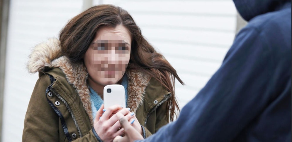 Der Frau wurde das Handy brutal geraubt. (Symbolfoto)