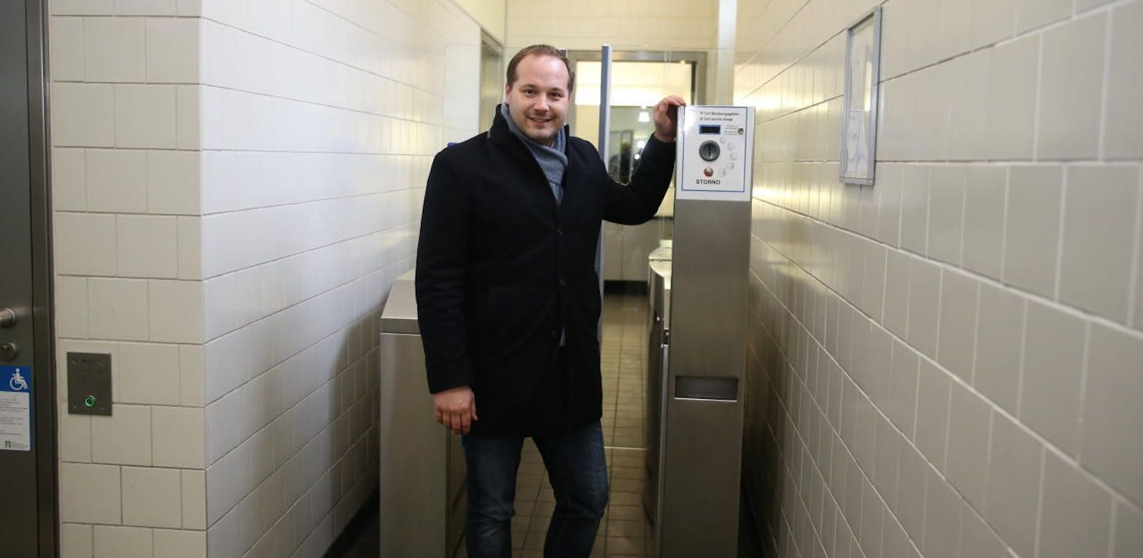 Bezirksvorsteher Daniel Resch freut sich über den Erfolg der WC-Münzen.