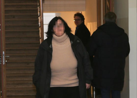 Die Angeklagte auf dem Weg in den Gerichtssaal.