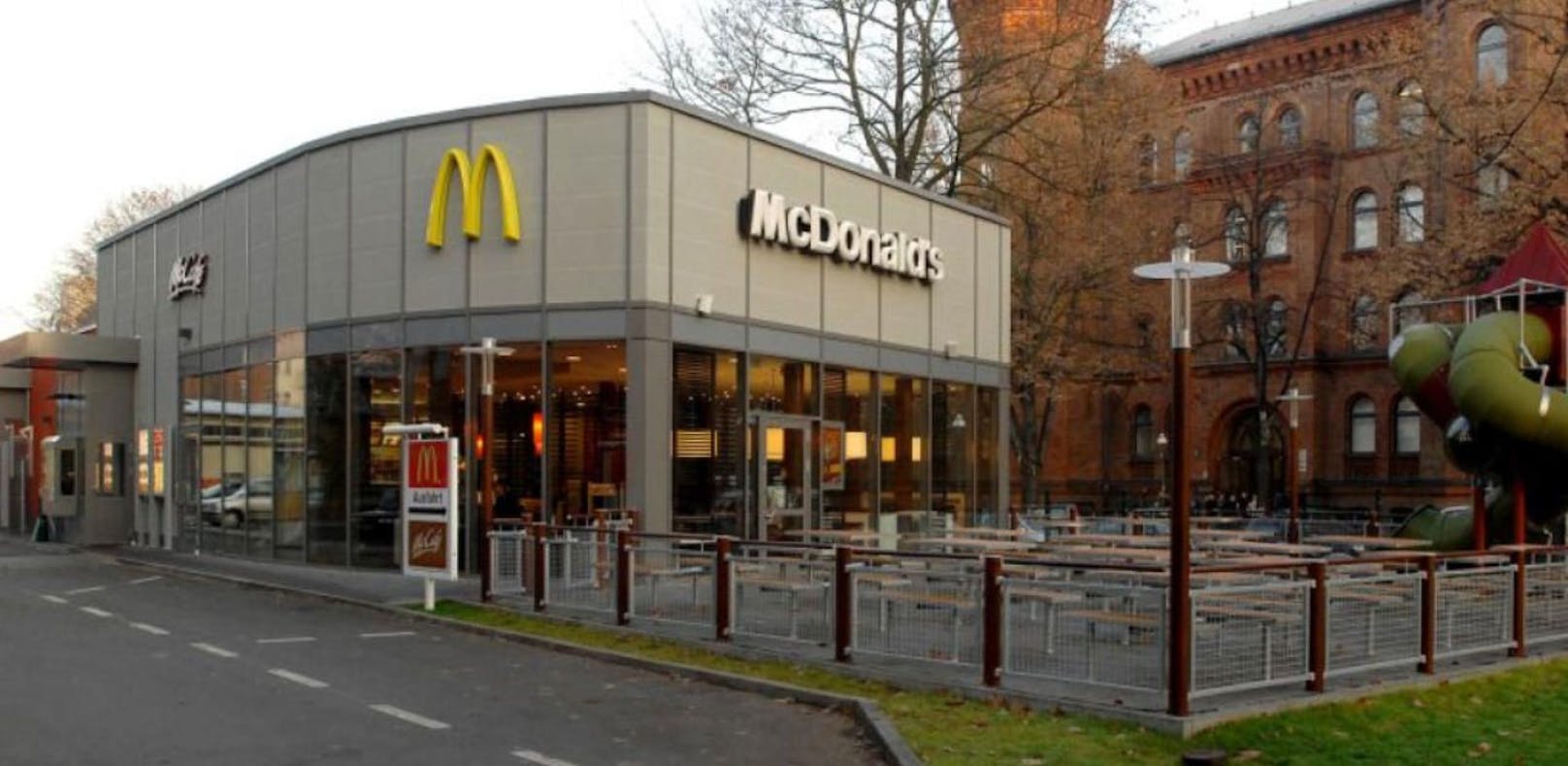 In dieser McDonald's Filiale in der Wrangelstraße soll die Sprengvorrichtung entdeckt worden sein.