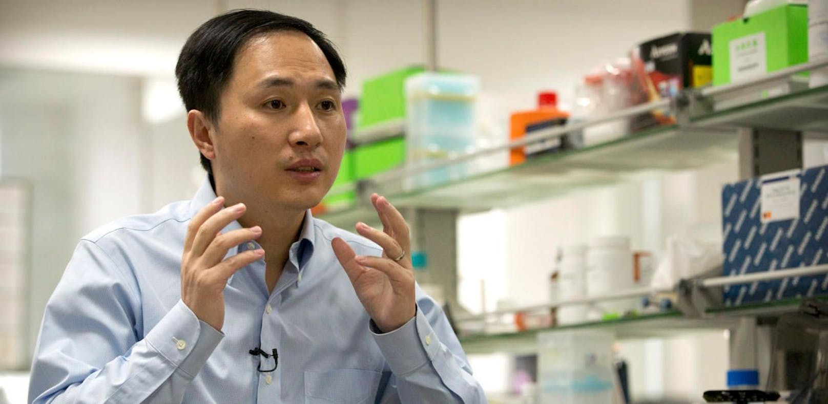 Download von www.picturedesk.com am 27.11.2018 (15:56). 
In this Oct. 10, 2018 photo, He Jiankui speaks during an interview at a laboratory in Shenzhen in southern China's Guangdong province. Chinese scientist He claims he helped make world's first genetically edited babies: twin girls whose DNA he said he altered. He revealed it Monday, Nov. 26, in Hong Kong to one of the organizers of an international conference on gene editing. (AP Photo/Mark Schiefelbein) - 20181010_PD15251