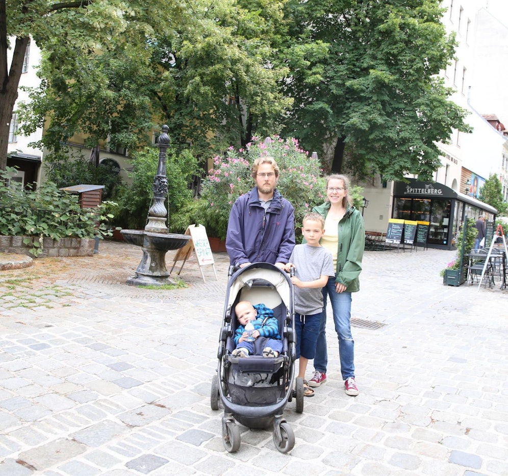 Familie Fleischmann: Die Mutter geht ungern mit dem Baby allein am Krähenbaum (im Hintergrund) vorbei.