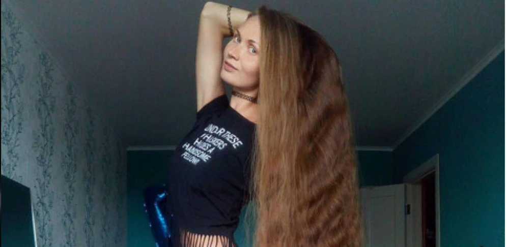Die Haare von Daria Gubanova sind 150 Zentimeter lang. Credit: Instagram