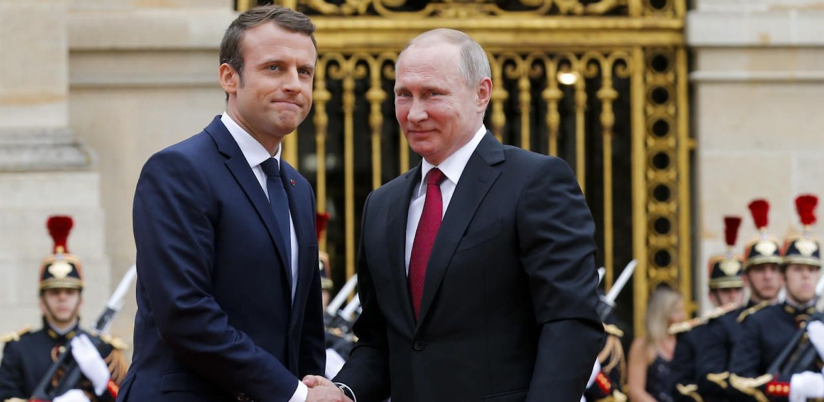 Frankreichs Präsident Emmanuel Macron (links) trifft seinen russischen Amtskollegen Wladimir Putin im Schloss Versailles nahe Paris.