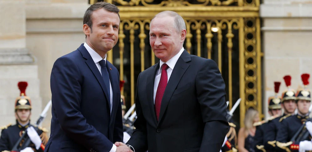 Frankreichs Präsident Emmanuel Macron (links) trifft seinen russischen Amtskollegen Wladimir Putin im Schloss Versailles nahe Paris.