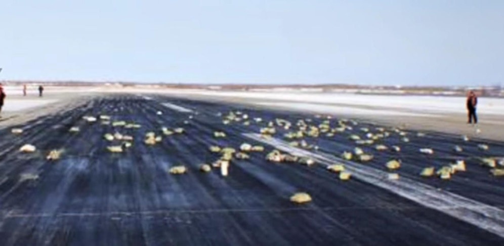 Millionenschweres Frachtgut ist auf der Startbahn am Flughafen in Jakutsk verstreut.