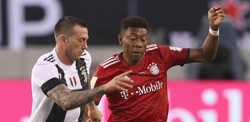 David Alaba Im Zweikampf mit Federico Bernardeschi. Seine Bayern verloren den US-Test gegen Juve mit 0:2.
