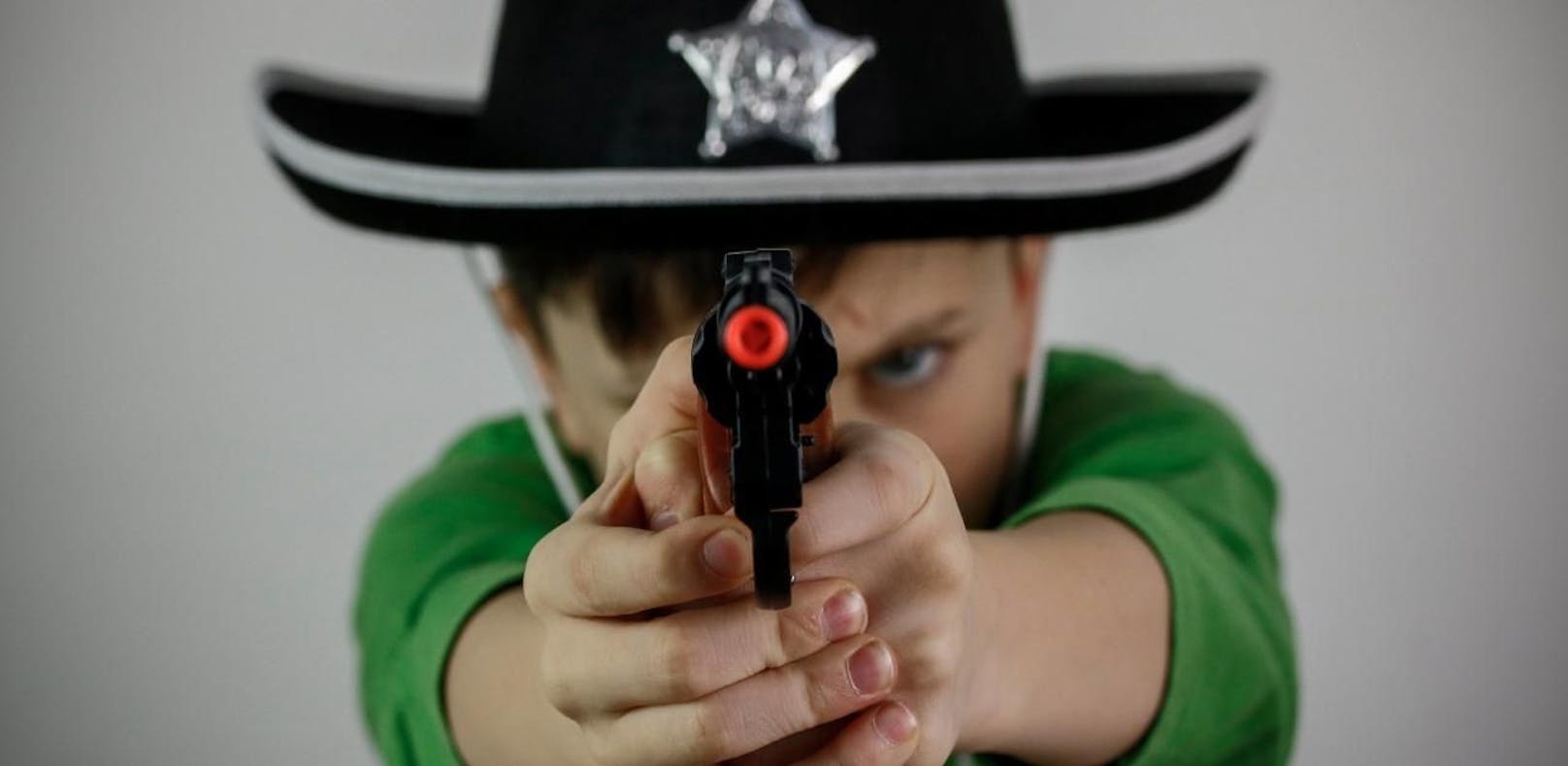 Sind Spielzeugwaffen für Kinder im Fasching ok?
