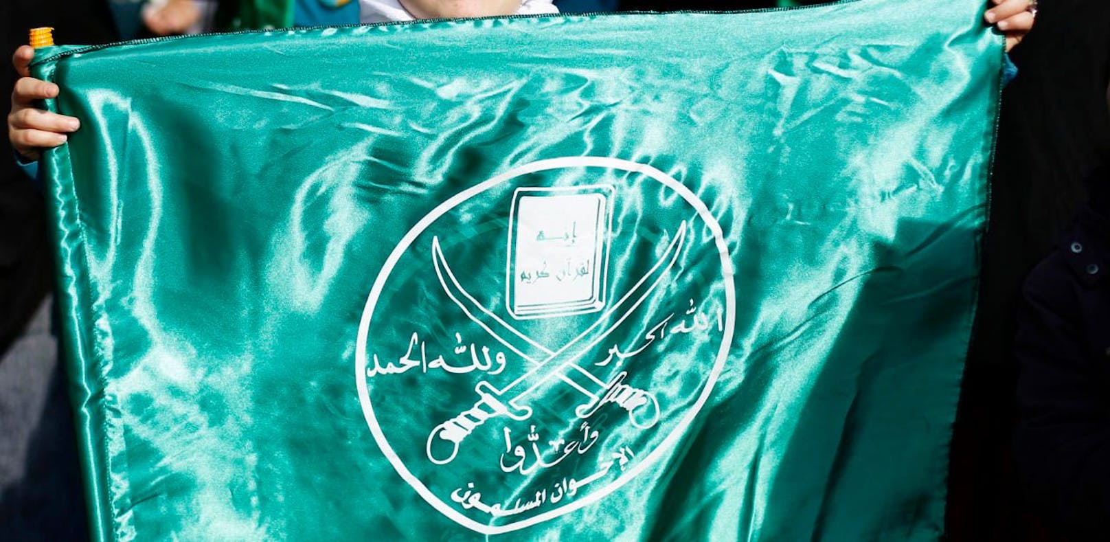 (Symbolbild) Flagge der Muslimbruderschaft bei einem Protest in Amman, Jordanien.