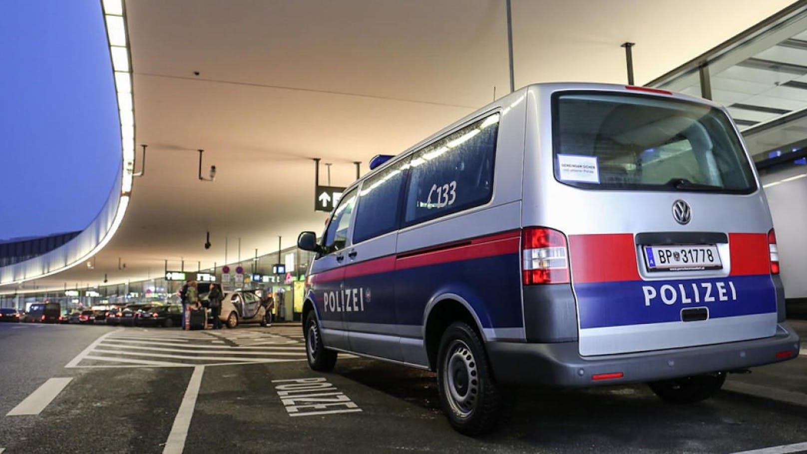 "Explosives im Koffer" – Polizeieinsatz in Schwechat