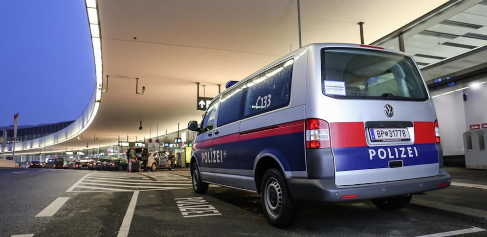 Polizei am Flughafen Wien-Schwechat.