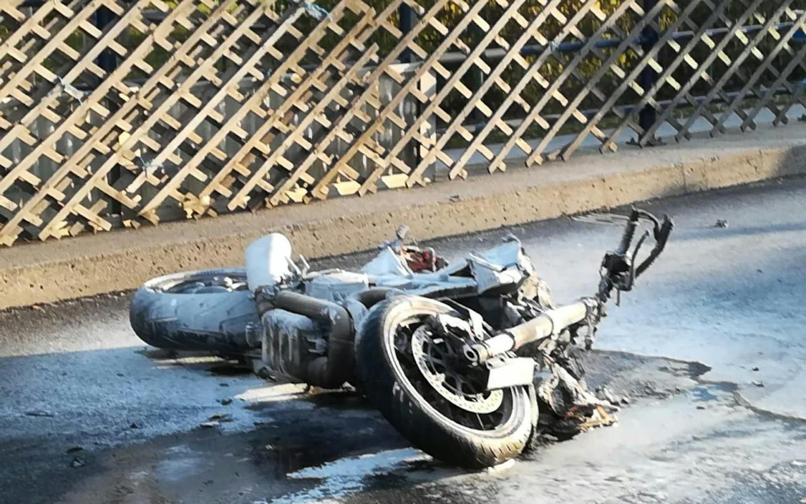 Das Motorrad brannte komplett ab. 