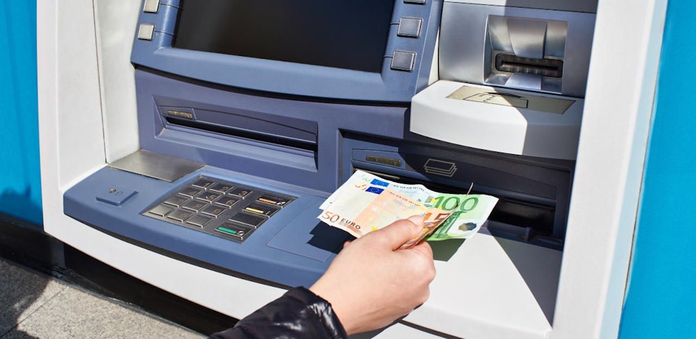 (Symbolbild) Ein Verbot von Bankomatgebühren ist nicht verfassungskonform.