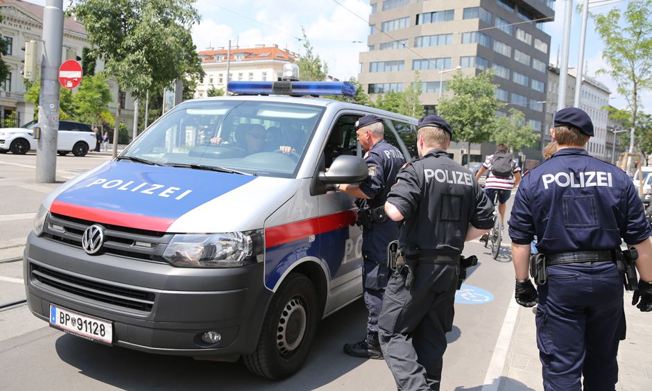 Dealer Und Randalierer Schlugen Auf Polizisten Ein | Heute.at