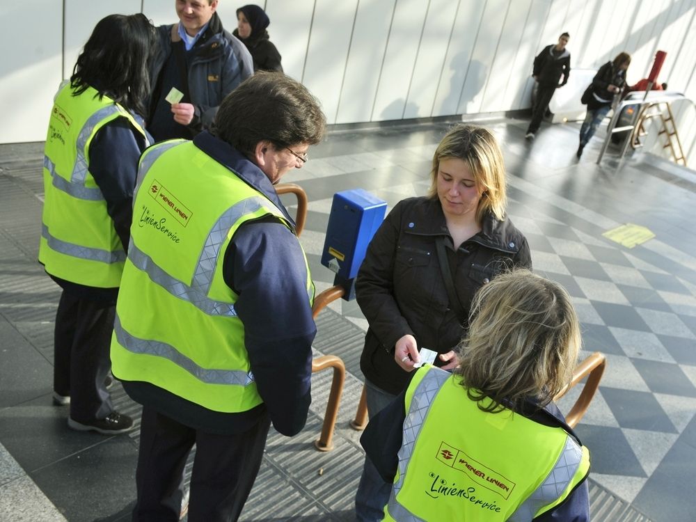 Ticketkontrollore überprüfen die Fahrkarten in der U3-Station Landstraße. 
