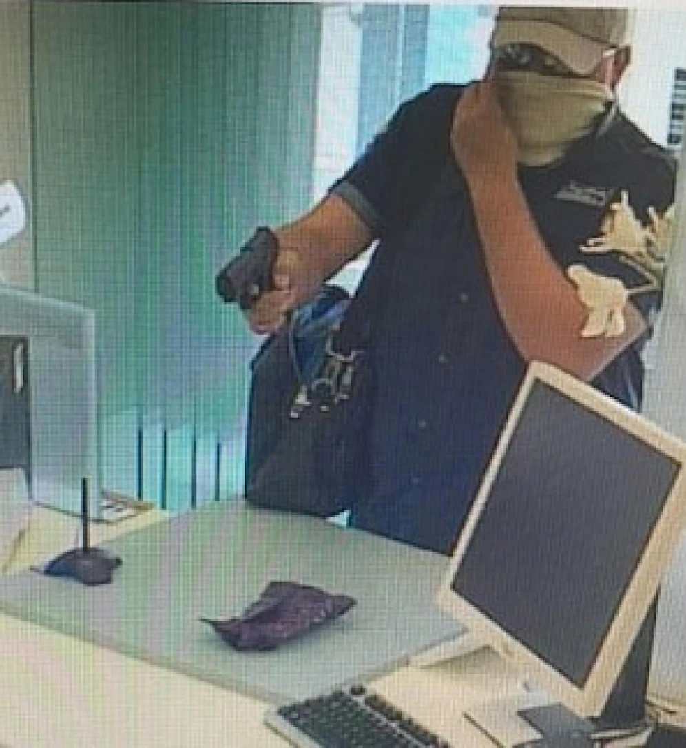 Der Räuber war mit einer Pistole bewaffnet.