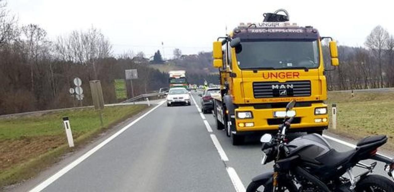 Heute.at - Junger Biker (17) stirbt bei Bahnübergang