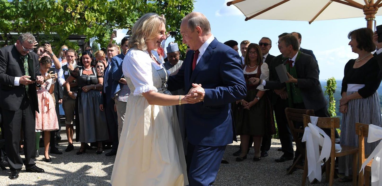 Video: Putin tanzt mit Kneissl, spricht Deutsch