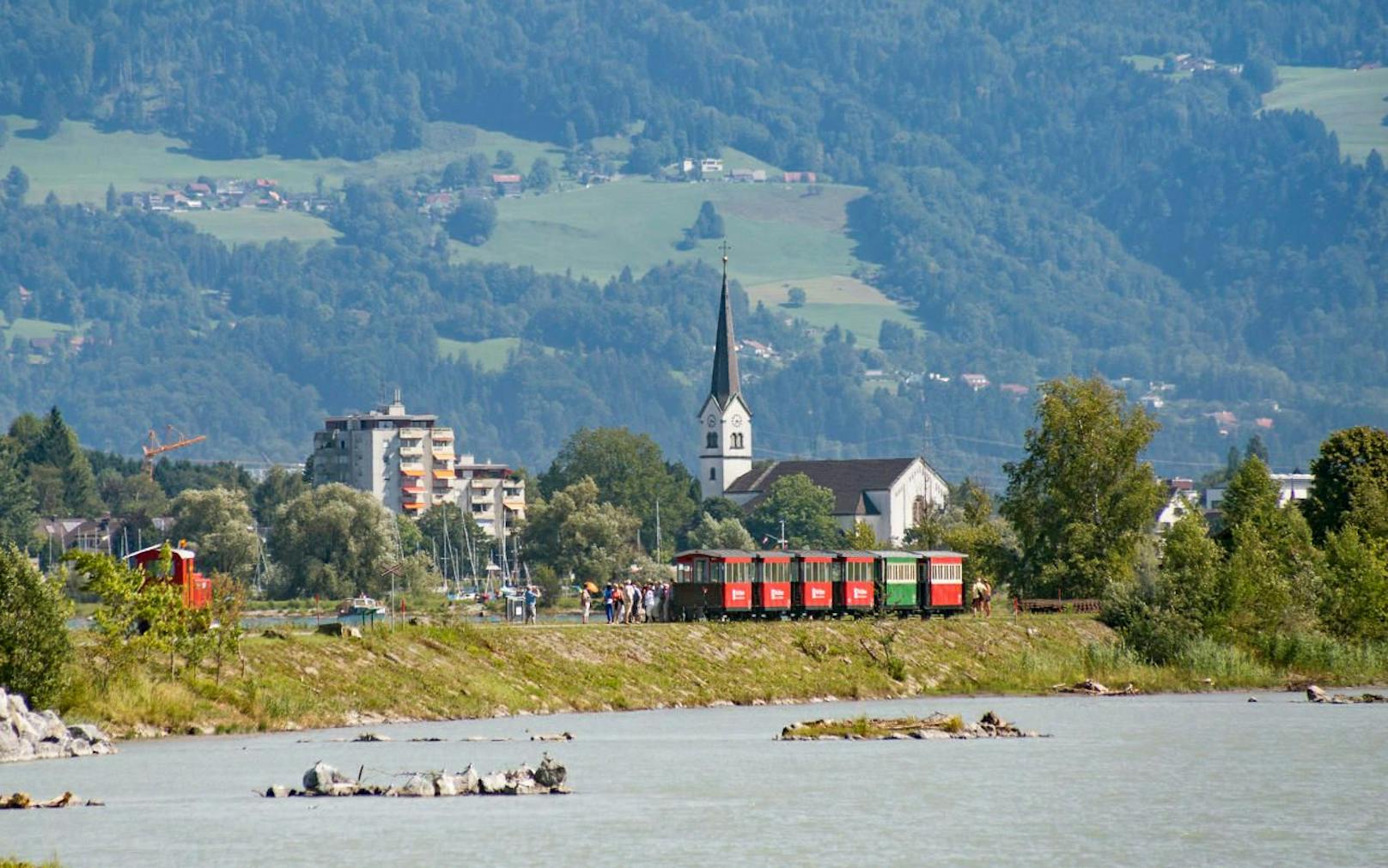 Blick vom Rheinspitz Richtung Hard mit Rheinbähnle, Vorarlberg.