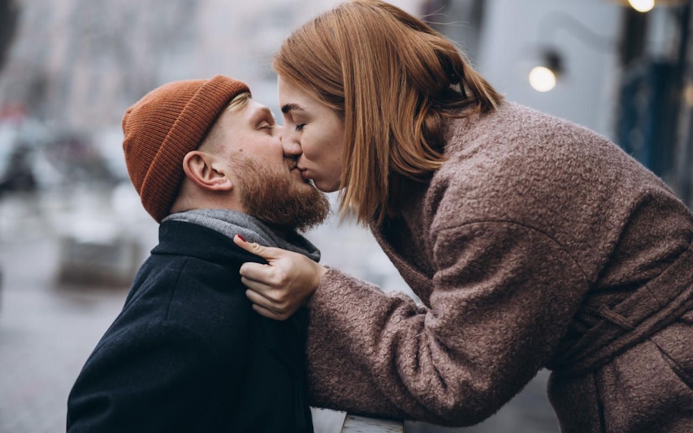 Das Küssen unter Personen aus dem gleichen Haushalt ist auch in der Öffentlichkeit weiterhin erlaubt.
