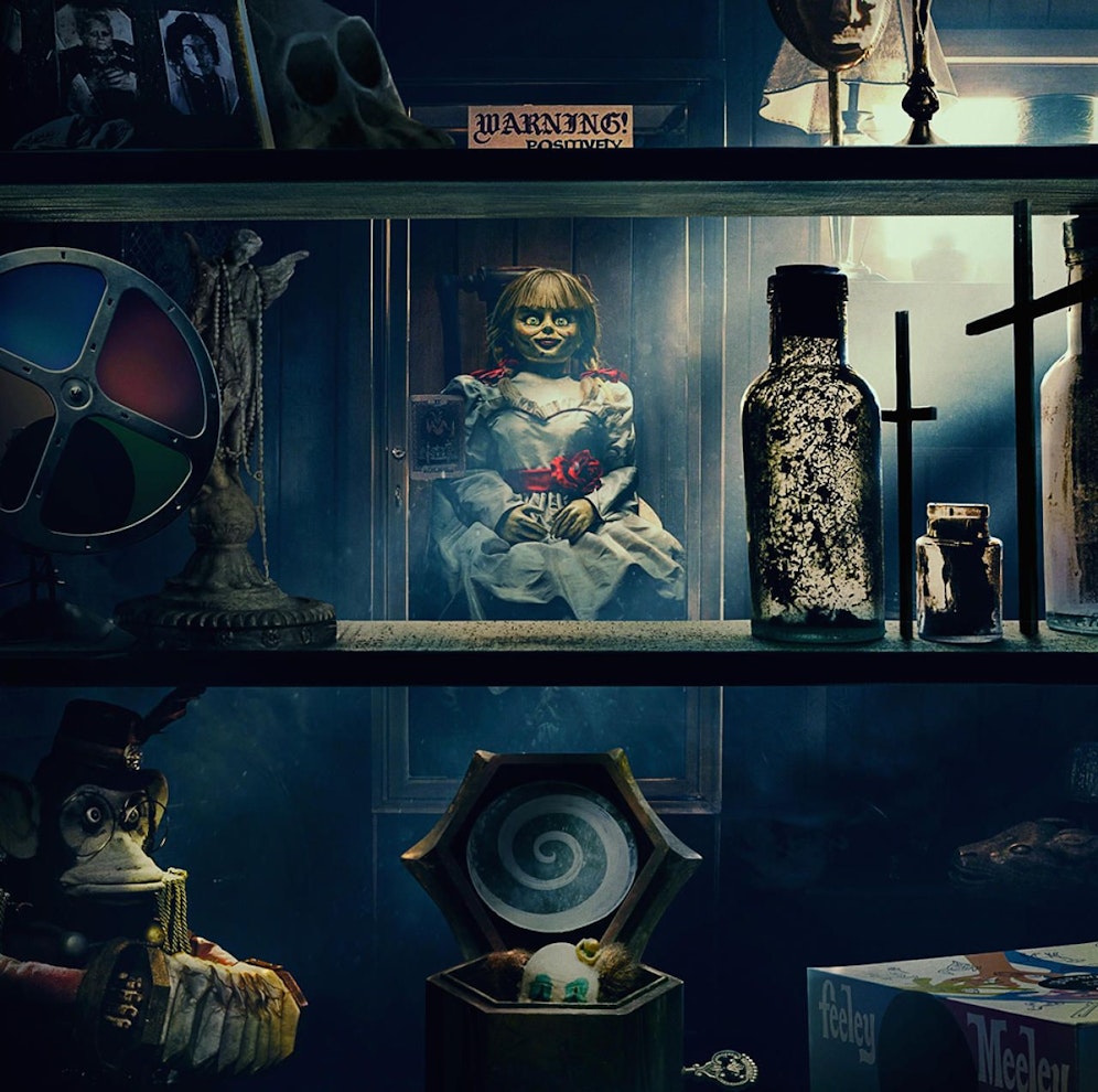 Annabelle inmitten eines veritablen Gruselkabinetts. 