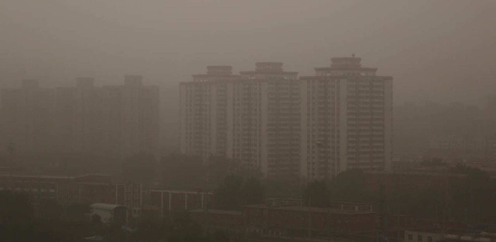 Bei Smog ist Peking kaum zu sehen. Luftverschmutzung ist nicht nur unschön mitanzusehen, sondern beeinflusst auch Körper und Psyche: Viele Menschen werden in einer solchen Umgebung ängstlicher, was sie unmoralischer handeln lässt.