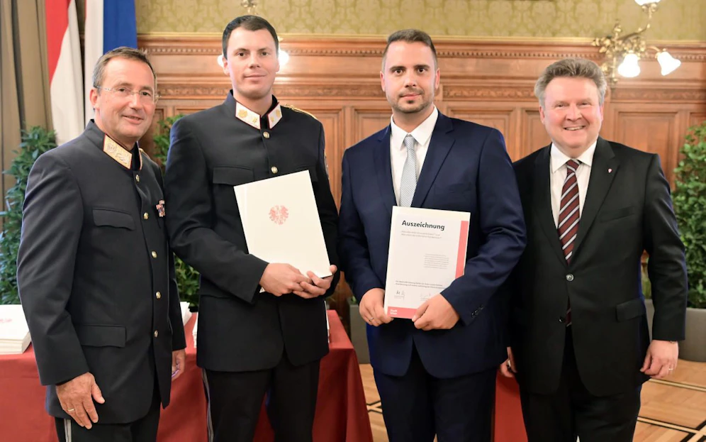 Ehrung für Wiens "Grätzlhelden": (v.l.n.r.) Wiens Polizeipräsident Gerhard Pürstl, Abteilungsinspektor Michael Gobold, der Teamleiter des Stadtservice  Team West Gerald Csefan und Bürgermeister Michael Ludwig