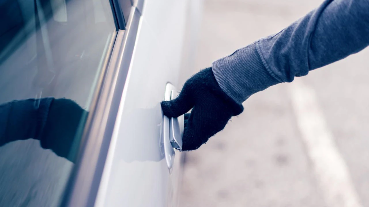Autoeinbrecher blockiert mit "Jammer" die PKW-Verriegelung (Symbolbild). (c) iStock