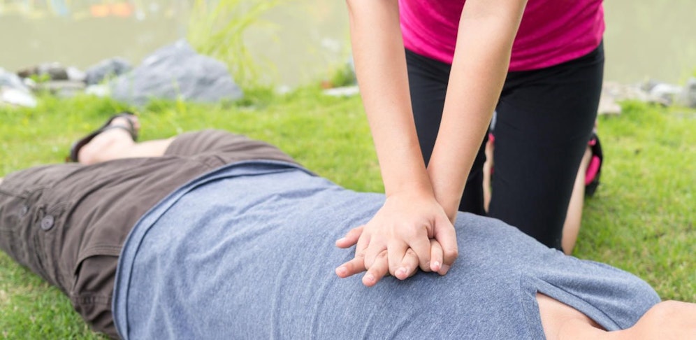 Die 29-Jährige handelte sofort und begann mit der Herzdruck-Massage (Symbolbild)