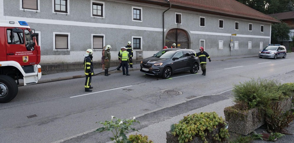 In St. Georgen wurde der Mann unter einem Auto eingeklemmt.