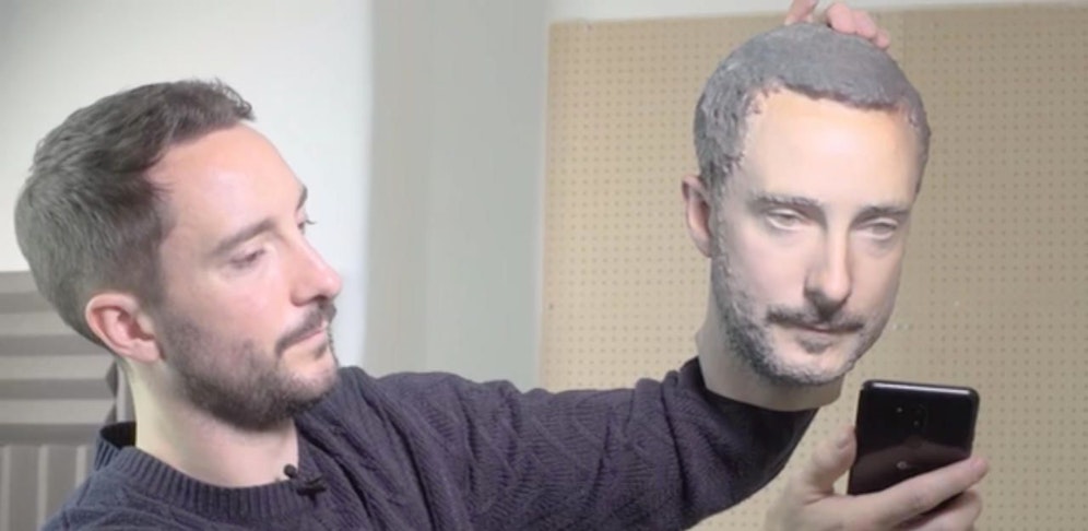 Thomas Brewster mit der 3D-Maske. (Foto: Forbes)